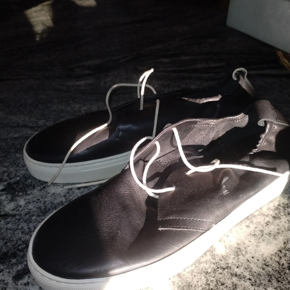 The Flexx NWT leather lace up sneaker size 8, black white laces